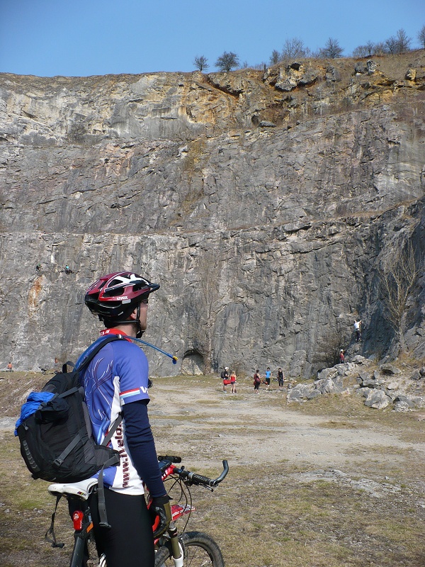 Šéďa pozoruje horolezce v Alkazaru
